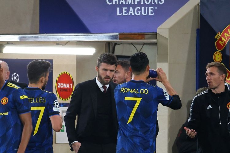 Michael Carrick (tengah) saat mendampingi Man United sebagai pelatih sementara pada laga liga Champions kontra Villarreal di Le Ceramica Stadium, Rabu (24/11/2021) dini hari WIB.