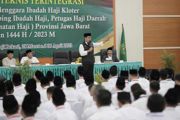 Gubernur Jawa Barat Ridwan Kamil saat memberikan pengarahan kepata Petugas Haji Daerah di Asrama Haji Bekasi, Jawa Barat, Rabu (29/3/2023).