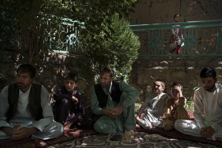Painda Mohammed (kiri), duduk bersama anggota keluarga di halaman rumah mereka dekat Kabul, Afghanistan, Jumat, 17 September 2021, mengenang putranya Fida Mohammad meninggal setelah jatuh dari pesawat C-17 Angkatan Udara AS yang akan lepas landas dari Bandara Internasional Kabul. 