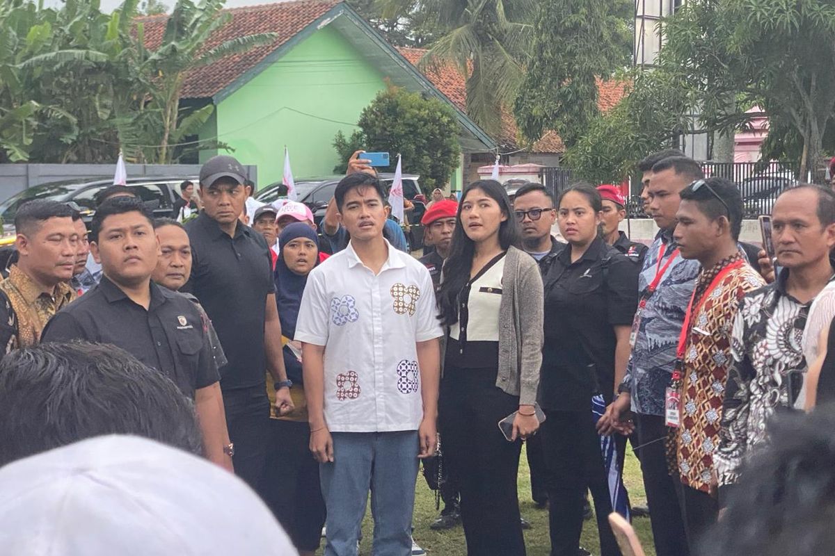 Ketua Umum Partai Solidaritas Indonesia (PSI) Kaesang Pangarep dan istrinya, Erina Gudono, tiba-tiba berhenti mendadak saat lagu “Indonesia Raya” berkumandang pada Kamis (1/2/2024).