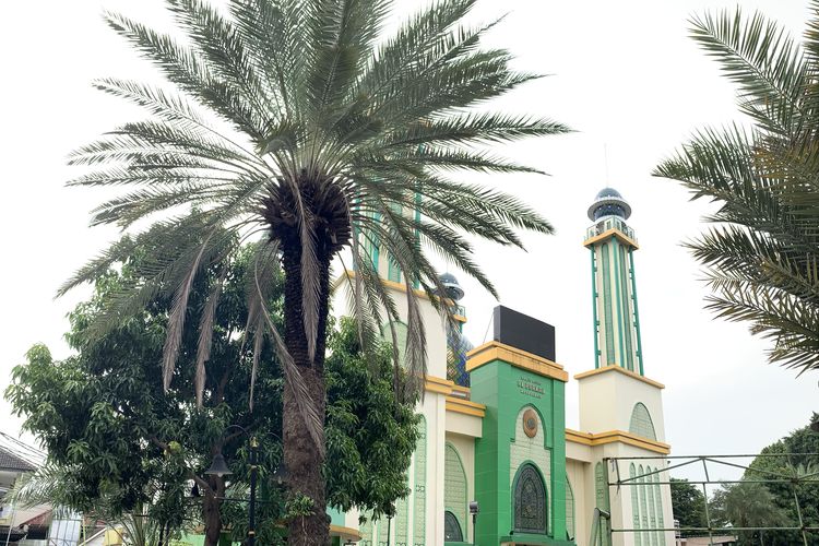 Masjid Al-Barkah bukan sekadar jadi tempat singgah untuk menunaikan ibadah, tetapi juga menjadi pilihan yang tepat untuk wisata religi. Terdapat sekiranya 20 pohon kurma tumbuh subur di sekitar halaman masjid yang menjadi kebagaan warga Bekasi ini, Kamis (14/3/2024).