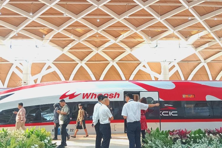 Kereta Cepat Jakarta-Bandung atau Kereta Cepat Whoosh yang diresmikan Presiden Joko Widodo pada Senin (2/10/2023) sedang diparkir di Stasiun Kereta Cepat Halim, Jakarta Timur. 