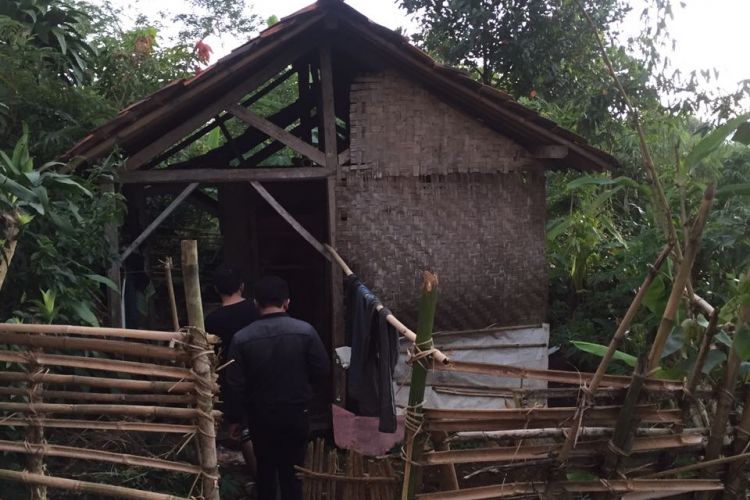 Di gubuk bilik bambu berukuran 2,5 x 2 meter. Ironisnya, bangunan tersebut berdiri di atas tanah wakaf desa setempat.