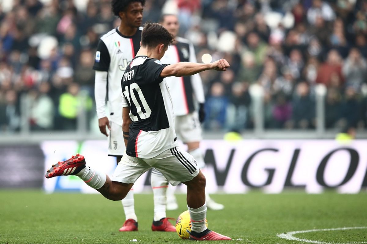 Penyerang Juventus Paulo Dybala mencetak gol lewat tendangan bebas dalam pertandingan sepak bola Serie A Italia antara Juventus vs Brescia pada 16 Februari 2020 di Stadion Juventus di Turin.