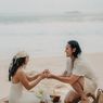 Beri Kejutan Manis, Sean Gelael Resmi Melamar Hana Malasan di Tepi Pantai Sumba