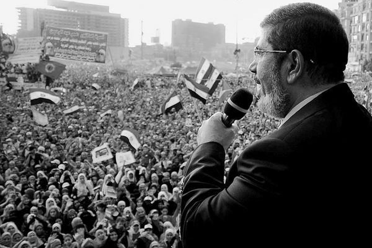 Presiden terpilih Mesir Muhammad Mursi berpidato di hadapan puluhan ribu pendukungnya di Alun-alun Tahrir, Kairo, Jumat (29/6). Mursi resmi dilantik menjadi Presiden Mesir, Sabtu (30/6), setelah mengucapkan sumpah jabatan di Mahkamah Tinggi Konstitusi Mesir. Mursi menjadi presiden kelima Mesir dan presiden pertama dari kalangan sipil yang dipilih langsung oleh rakyat dalam pemilu.