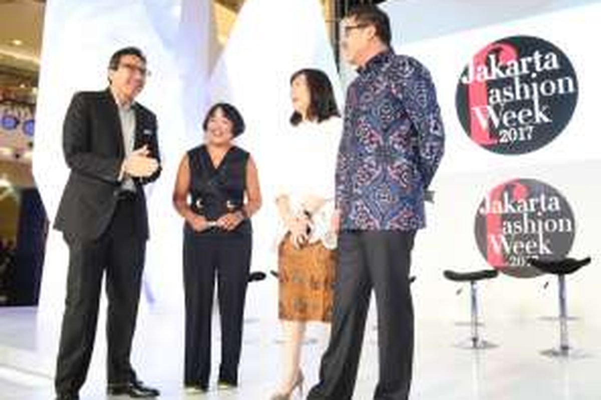 Presiden Direktur PT Bank CIMB Niaga Tbk Tigor M. Siahaan (kiri) berbincang dengan Ketua Umum Jakarta Fashion Week sekaligus CEO Femina Group Svida Alisjahbana (kedua kiri), Ketua Dekranasda Provinsi DKI Jakarta Veronica Basuki Tjahaja Purnama (kedua kanan) dan  CEO Senayan City Veri Y. Setiady (kanan) seusai konferensi pers pembukaan Jakarta Fashion Week 2017 di Atrium Senayan City, Jakarta, Sabtu (22/10). 