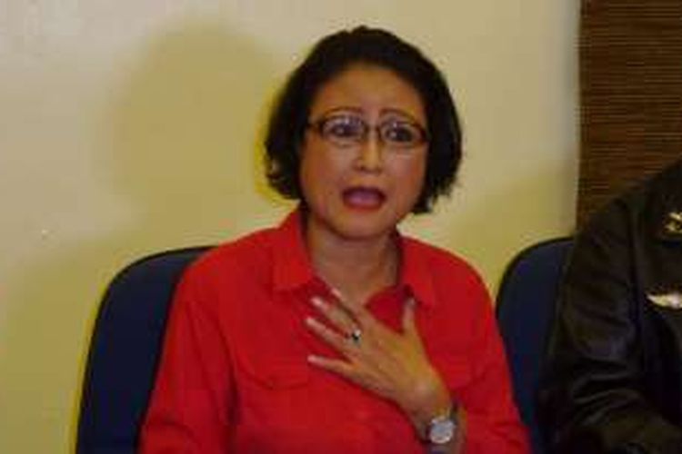 Debby Cynthia Dewi dalam jumpa pers di Gedung Pusat Perfilman Haji Usmar Ismail (PPHUI), Jakarta Selatan, Senin (29/8/2016). Dewi memberikan keterangan pers terkait ditangkapnya Ketum PARFI Gatot Brajamusti karena narkoba.