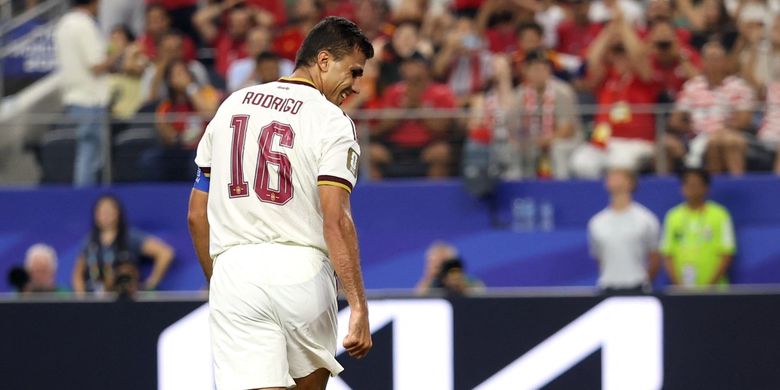 Rodri bereaksi setelah Bernardo Silva gagal mencetak gol lewat sundulan yang melambung di atas mistar gawang dalam pertandingan Babak 16 Besar Piala Dunia 2026 antara Portugal dan Spanyol di Dallas Stadium pada 6 Juli 2026 di Arlington, Texas.