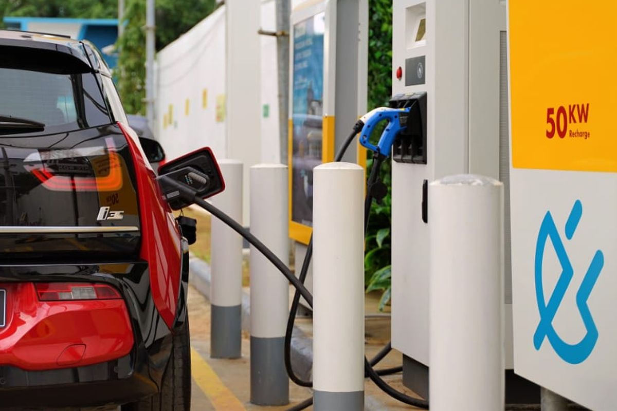 Ilustrasi pengisian kendaraan listrik di layanan Shell EV Recharge