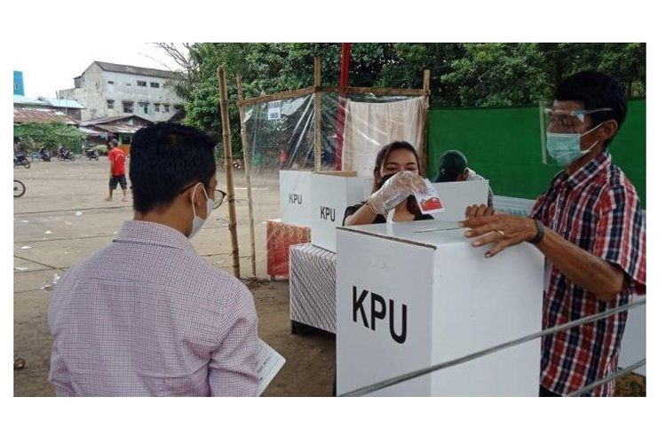 Warga Keluran Kelurahan Sei Mati Kecamatan Medan Maimun Kota Medan, sedang menggunakan hak suaranya di TPS 13, Rabu (9/12/2020). 
