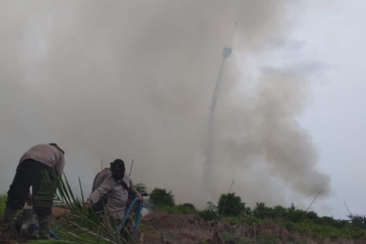 Tim satgas melakukan pemadaman karhutla di Kabupaten Rokan Hilir, Riau dibantu dengan pemadaman melalui udara atau waterbombing