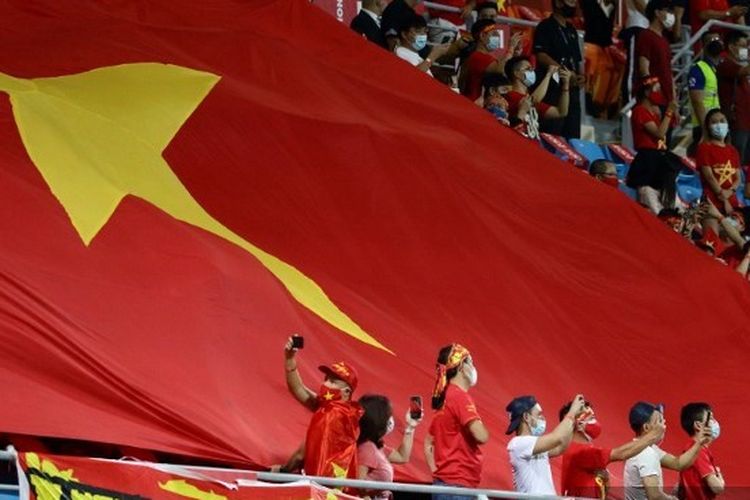 Suporter Vietnam dalam pertandingan Grup B Piala AFF 2020 antara Laos vs Vietnam di Stadion Bishan, pada 6 Desember 2021. 