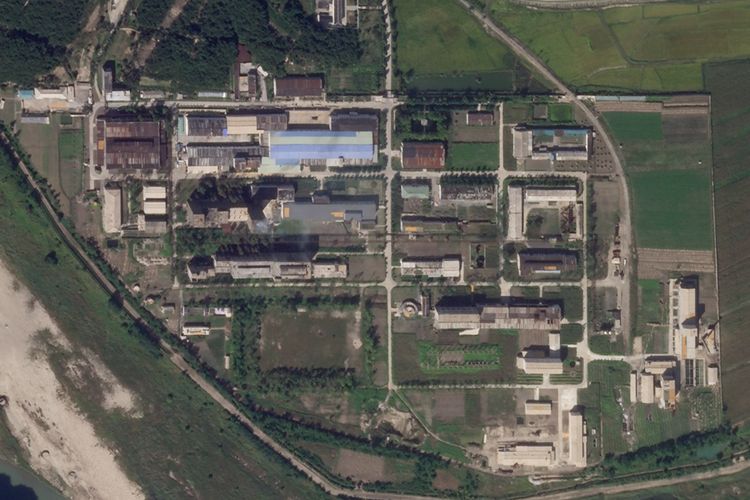 Dalam foto satelit Sabtu (18/9/2021) dari Planet Labs Inc., Korea Utara mengembangkan pabrik pengayaan uranium di kompleks nuklir utama Yongbyon. [Planet Labs Inc Via AP]