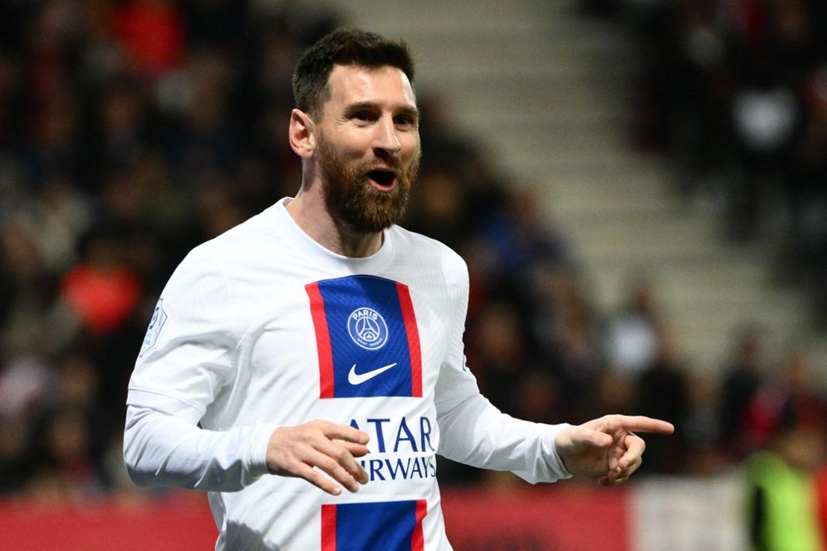 Lionel Messi berselebrasi usai mencetak gol pertama Paris Saint-Germain ke gawang Nice pada laga pekan ke-30 Ligue 1 2022-2023 di Stadion Allianz Riviera, Perancis, Minggu (9/4/2023) dini hari WIB.