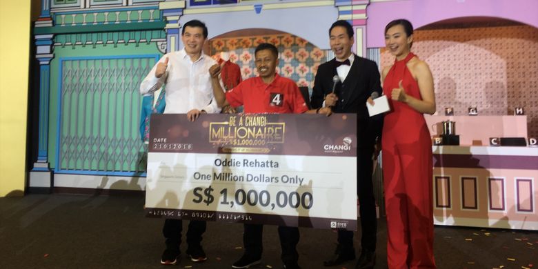 Turis asal Indonesia, Oddie Rehatta (47) memenangi undian uang tunai sebesar satu juta dollar Singapura atau sekitar Rp 10 miliar dalam acara Grand Final Be A Changi Millionaire 2017 yang diadakan oleh Changi Airport Group, Singapura, Minggu (21/1/2018).