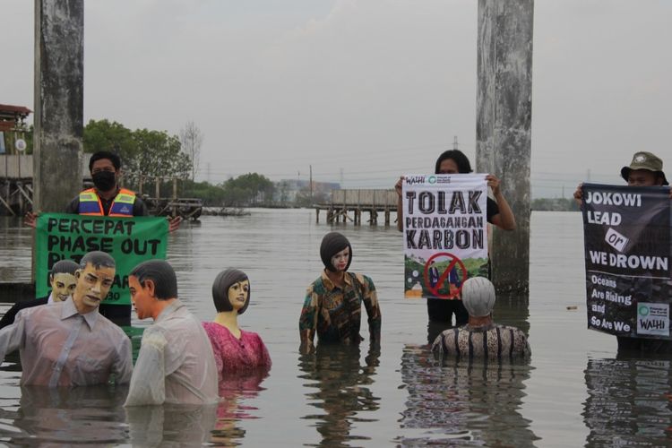 Aksi protes penanganan dampak krisis iklim di Jawa Tengah. Aksi dilakukan dengan menenggelamkan 10 patung tokoh pejabat di bekas TPI Tambaklorok yang sudah diterjang rob, Jumat (5/11/2021).