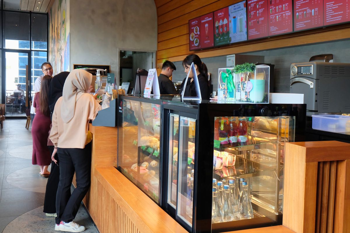 Barista Tuli di Starbucks Signing Store Tata Puri melayani pelanggan menggunakan Bahasa Isyarat Indonesia.