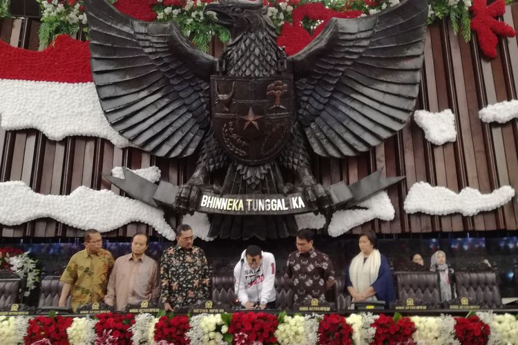 Sebanyak 7 Pimpinan Majelis Permusyawaratan Rakyat (MPR) menghadiri kegiatan gladi bersih pelantikan presiden dan wakil presiden 20 Oktober 2019 di Kompleks Parlemen, Senayan, Jakarta, Sabtu (19/10/2019).