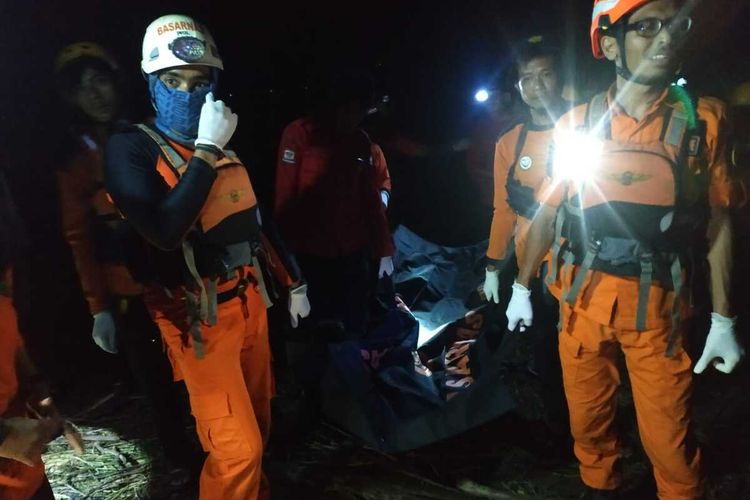 Jenazah Muh Royan (6), korban terakhir yang terseret tanah longsor di Desa Lonjoboko Kecamatan Parangloe Gowa akhirnya ditemukan Tim SAR Gabungan di hari kelima pencarian, Minggu (20/11/2022) malam, sekitar pukul 20.15 Wita.