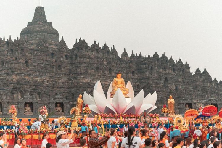 Umat Buddha merayakan Tri Suci Waisak di Candi Borobudur. 