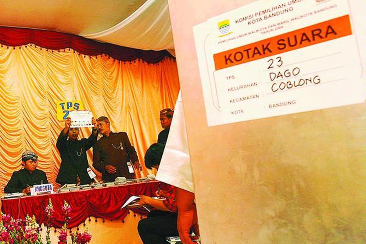 Tempat pemungutan suara (TPS) 23 yang menggunakan Balai RW 05 Kelurahan Dago, Kecamatan Coblong, Kota Bandung, Jawa Barat, diseting ala dekorasi pesta pernikahan saat pelaksanaan Pemilihan Wali Kota Bandung, Minggu (10/8). Sejumlah TPS di Kota Bandung memeriahkan pelaksanaan Pilwalkot Bandung 2008 dengan dekorasi unik, seperti pesta pernikahan, nuansa tempo dulu, saung tradisional, dan sejumlah kreasi lainnya.  