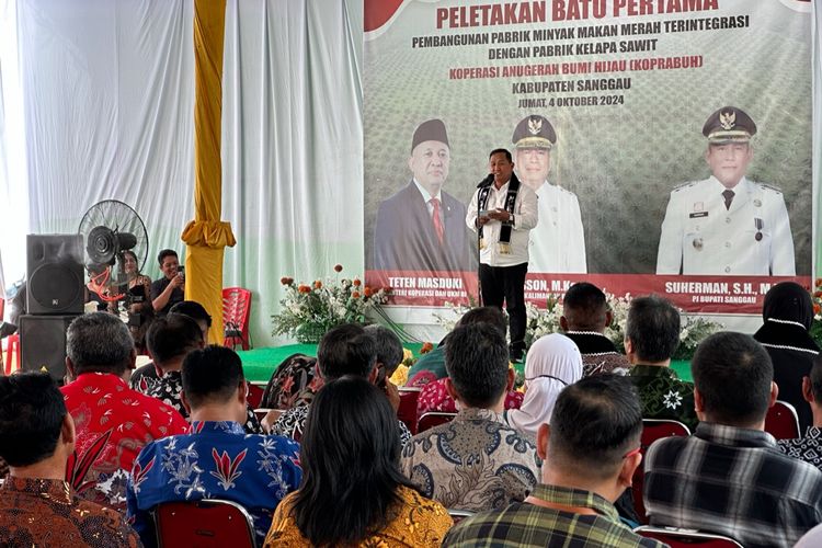 Deputi Bidang Perkoperasian KemenKopUKM Ahmad Zabadi dalam sambutannya pada prosesi ground breaking pabrik minyak makan merah di Kecamatan Parindu Kabupaten Sanggau, Jumat (4/10).