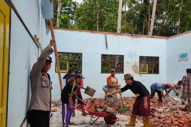 Warga melakukan kerja bakti membersihkan ruang kelas yang atapnya ambruk di SD Negeri 1 Pejagatan, Kecamatan Kutowinangun, Kabupaten Kebumen, Jawa Tengah, Selasa (28/11/2022).