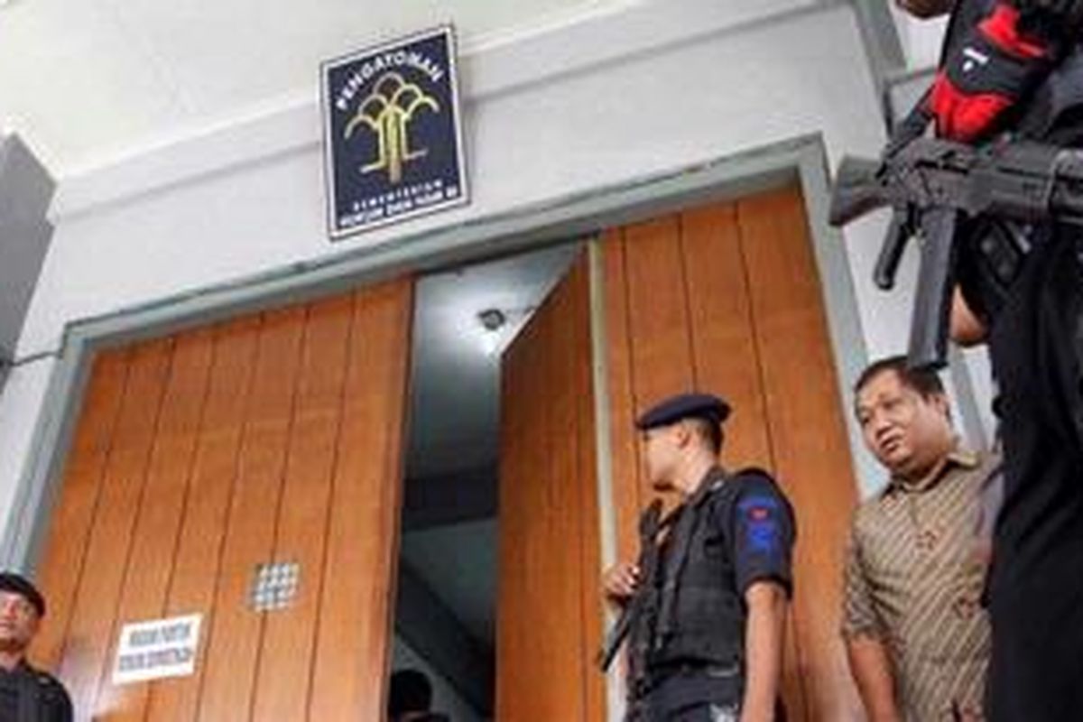 Sejumlah anggota kepolisian berjaga di depan pintu masuk Lapas Cebongan di Sleman, DI Yogyakarta, Sabtu (23/3/2013). Pada Sabtu dini hari terjadi penyerangan yang dilakukan oleh sekelompok orang bersenjata yang menewaskan empat orang tersangka pelaku pembunuhan di Hugos Cafe yang dititipkan oleh Polda DI Yogyakarta di Lapas tersebut. 