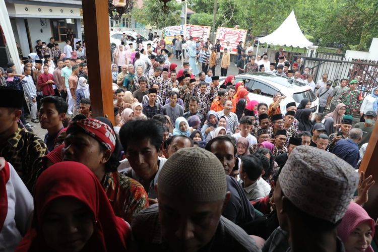 Usai salat Ied bersama Presiden Joko Widodo (Jokowi) di Solo, Ganjar langsung bertolak ke kampung halaman sang istri di Purbalingga menggelar halal bihalal di Joglo Terapung, Purbalingga, Sabtu (22/4/2023).
