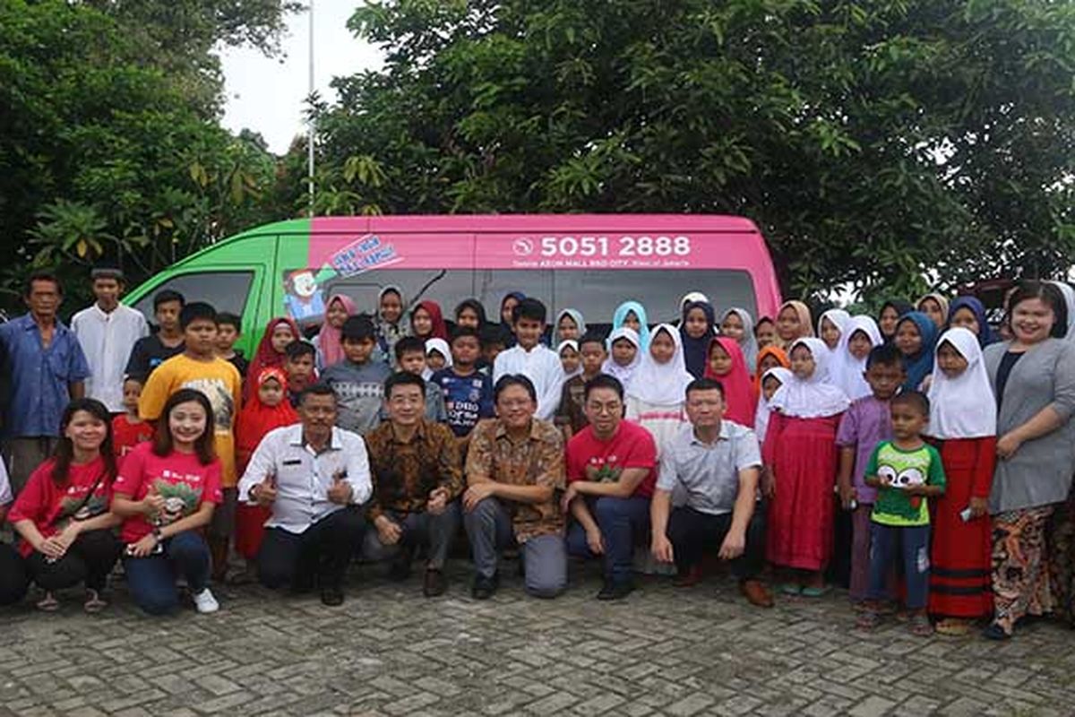 Foto bersama Relawan SKY HOUSE BSD+ dan Perwakilan dari Desa Sampora