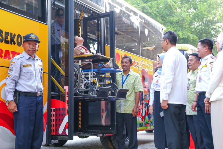 Pj Gubernur DKI Jakarta Heru Budi Hartono menghadiri acara Peluncuran Operasional Angkutan Sekolah Berkebutuhan Khusus di Balaikota, Rabu (17/1/2024).