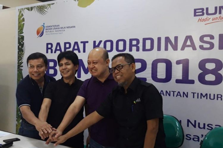 Direktur Utama PT Pupuk Indonesia Aas Asikin Idat (kedua dari kiri) ketika memberikan keterangan pers kepada awak media di Bontang, Sabtu (27/10/2018).