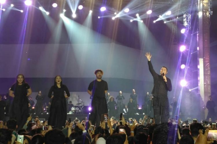 Penyanyi solo Tulus dalam Konser Monokrom di Istora, Senayan, Jakarta Selatan, Rabu (6/2/2019).