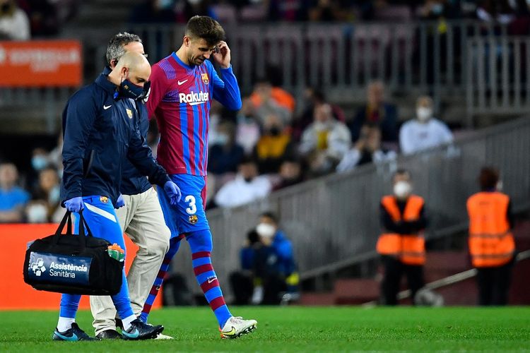 Bek Barcelona Gerard Pique meninggalkan lapangan setelah mengalami cedera pada laga lanjutan Liga Spanyol kontra Alaves di Stadion Camp Nou, Minggu (31/10/2021) dini hari WIB.