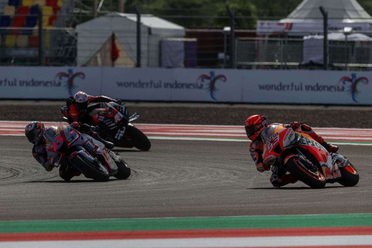 Pebalap Repsol Honda Team, Marc Marquez memacu sepeda motornya saat sesi latihan bebas 2 MotoGP seri Pertamina Grand Prix of Indonesia 2022 di Pertamina Mandalika International Street Circuit, Lombok Tengah, NTB, Jumat (18/3/2022).