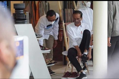 Mampir ke Stan UMKM di Mandalika, Jokowi Beli Sepatu Tenun Pringgasela Seharga Rp 350.000