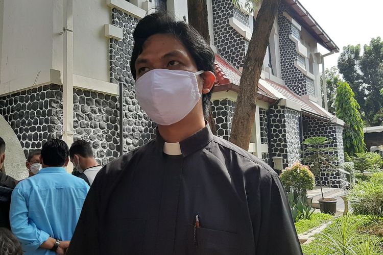 Pastor Kepala Paroki Gereja Katedral Semarang Romo Herman Yoseph Singgih 