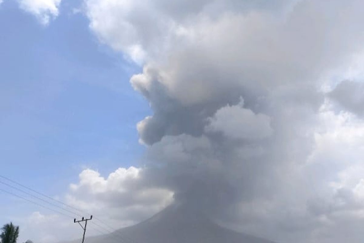 Gunung Lewotobi Kembali Muntahkan Guguran Lava Sejauh 1,5 Kilometer