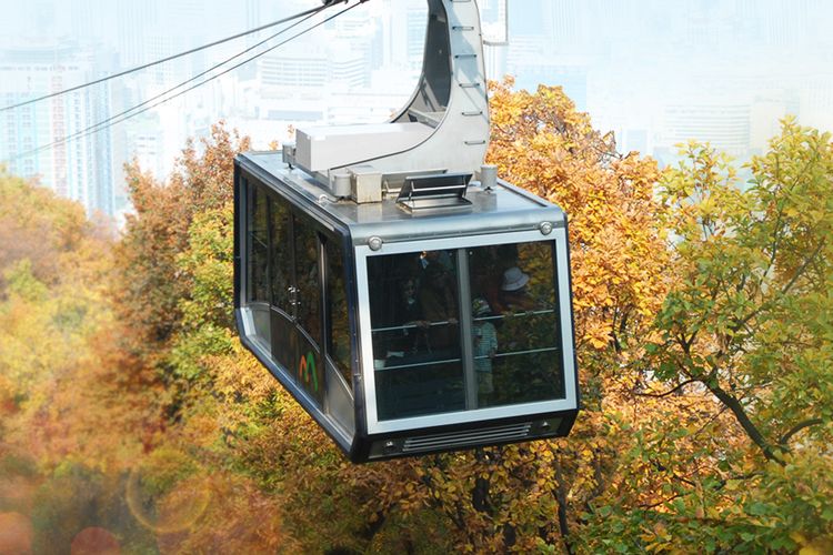 Namsan Cable Car adalah pilihan transportasi yang dapat digunakan untuk membantu pengunjung menuju puncak Namsan Tower yang berada di Seoul, Korea Selatan.
