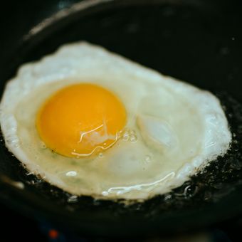 Ilustrasi menceplok telur. 