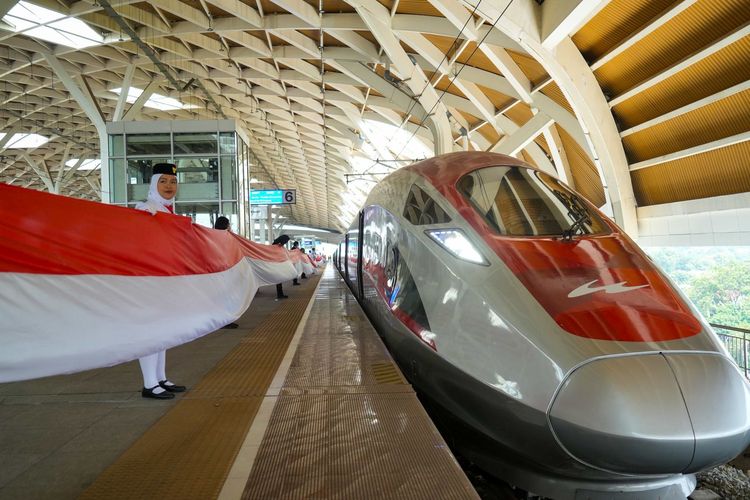 Bendera Merah Putih dibentangkan di stasiun kereta cepat Halim, Minggu (17/8/2025).