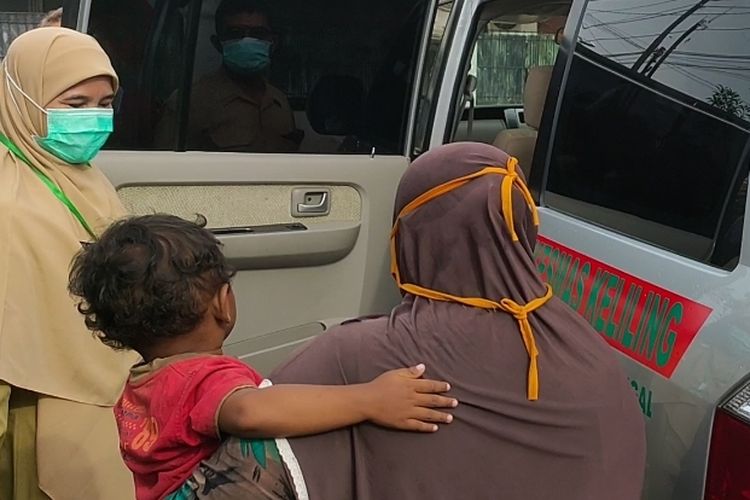 VF balita yang gemar memakan tanah dengan digendong ibunya dibawa petugas dengan ambulans menuju RSUD Kardinah dari kediamannya di Kelurahan Debong Lor, Tegal Barat, Kota Tegal, Jawa Tengah, Senin (13/9/2021)