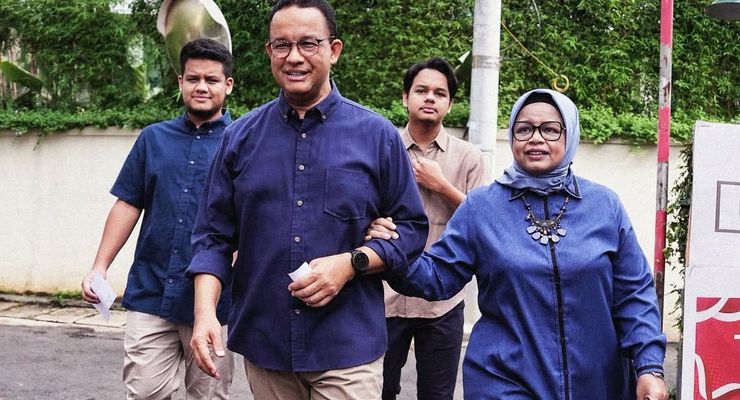 Nyoblos Pilkada 2024, Outfit Anies Baswedan Sekeluarga Serba Biru Tua