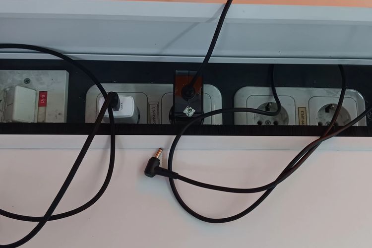 Jangan Sepelekan, Charger yang Terus Dicolok Bisa Picu Kebakaran
