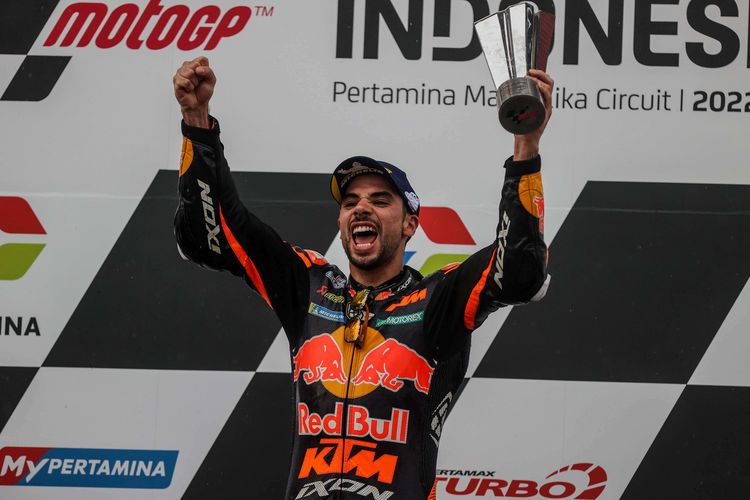 Pebalap Red Bull KTM Factory Racing asal Portugal, Miguel Oliveira menerima trophy MotoGP seri Pertamina Grand Prix of Indonesia di Pertamina Mandalika International Street Circuit, Lombok Tengah, NTB, Minggu (20/3/2022). Pembalap Red Bull KTM Factory Racing Miguel Oliveira berhasil menjadi juara pertama diikuti pembalap Monster Energy Yamaha Fabio Quartararo dan pembalap Pramac Racing Johann Zarco.