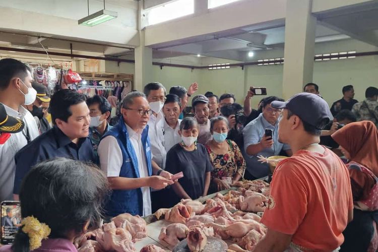 Menteri BUMN Erick Tohir dan Menteri Perdagangan Zulkifli Hasan memborong belanja untuk emak-emak di Pasar Rasamala, Banyumanik, Semarang, Jumat (2/12/2022).