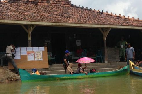 Mereka Rela Naik Perahu Menembus Banjir demi Pilih Calon Tunggal atau Kotak Kosong