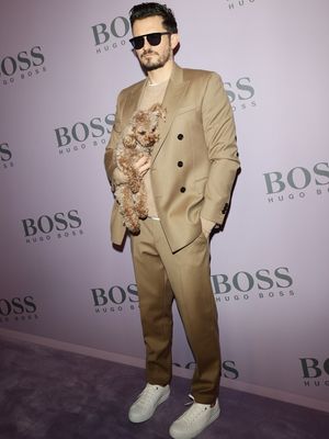 Aktor Orlando Bloom bersama anjingnya Mighty ketika menghadiri Milan Fashion Week.