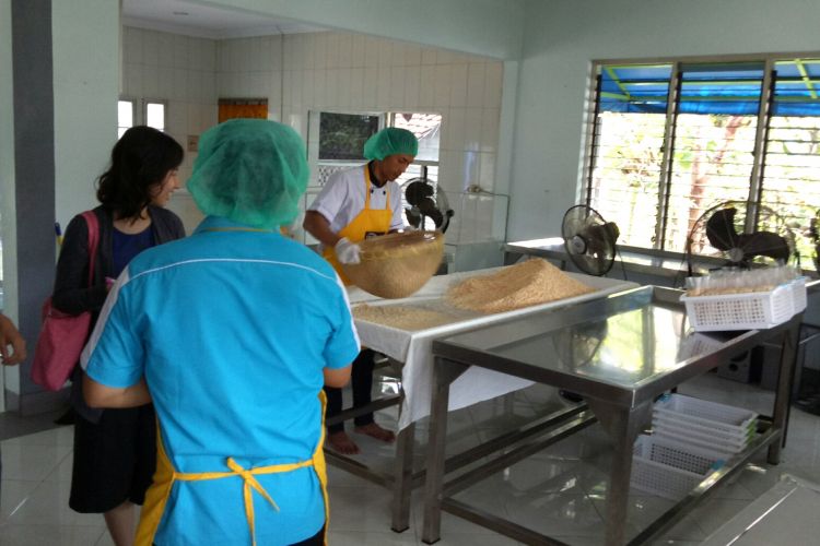 Andri, sebagai pengerajin tempe yang ada di Rumah Tempe Indonesia (RTI), menjelaskan tehapan peragian dan penyaringan tunas kedelai pada wisatwan yang sedang belajar industri tempe, Selasa (23/5/2017).